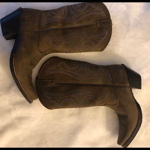 ARIAT WOMEN’S ROUND UP WESTERN BOOTS 👢